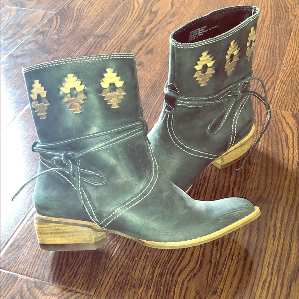 Kensie black boots size 6